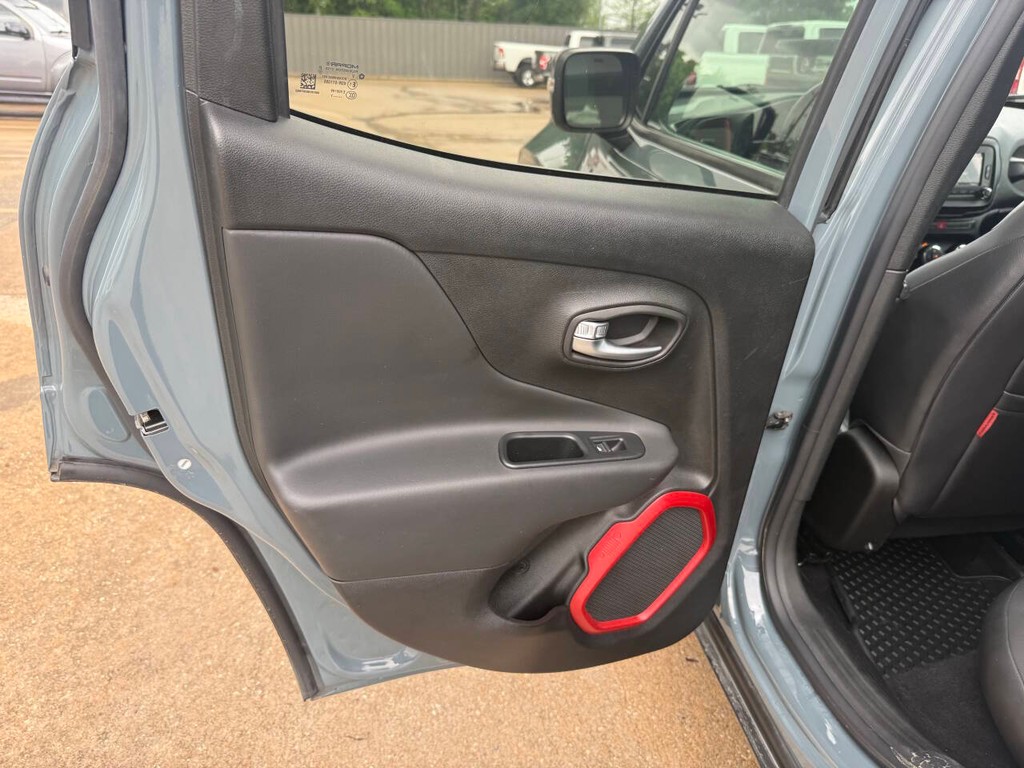 Jeep Renegade Vehicle Full-screen Gallery Image 14