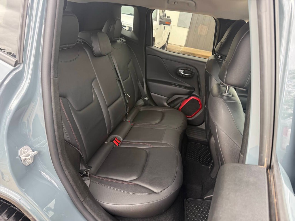 Jeep Renegade Vehicle Full-screen Gallery Image 15