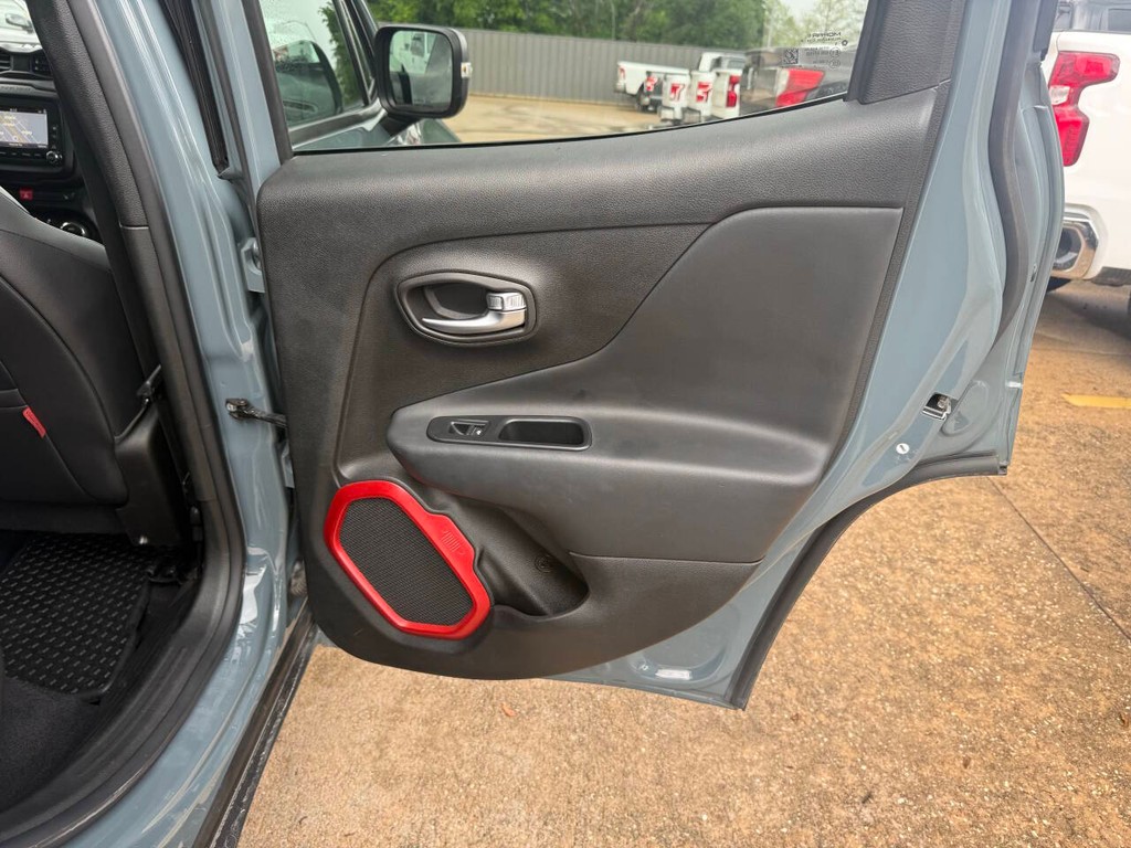 Jeep Renegade Vehicle Full-screen Gallery Image 16