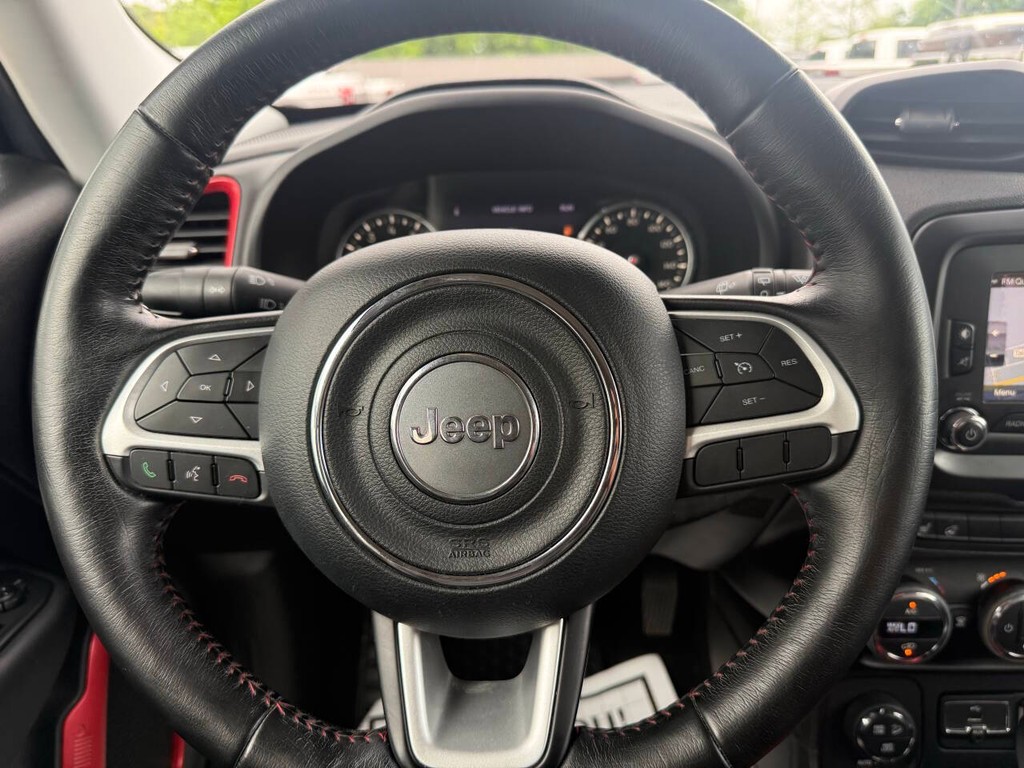 Jeep Renegade Vehicle Full-screen Gallery Image 23