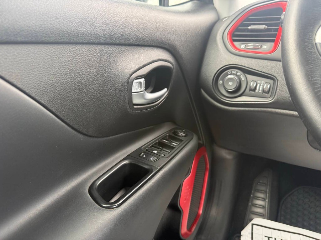 Jeep Renegade Vehicle Full-screen Gallery Image 31