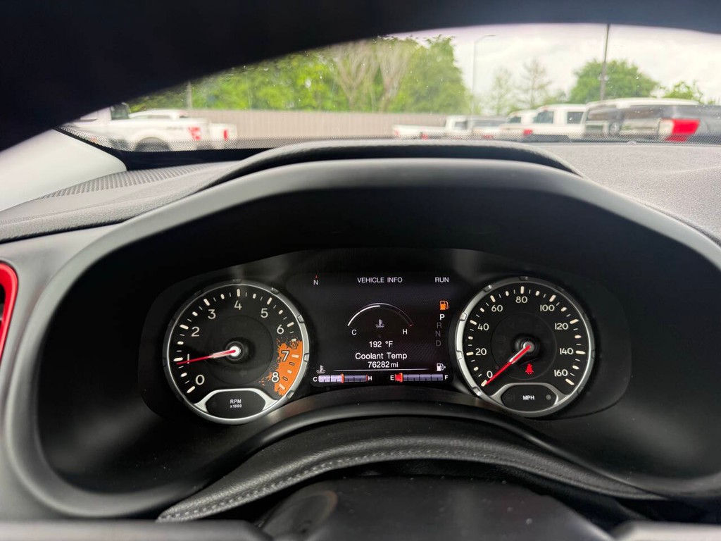 Jeep Renegade Vehicle Full-screen Gallery Image 32