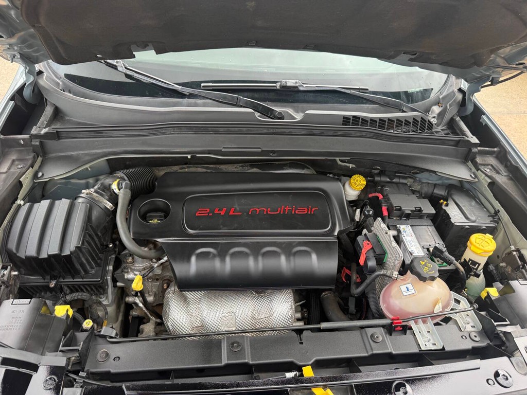 Jeep Renegade Vehicle Full-screen Gallery Image 35