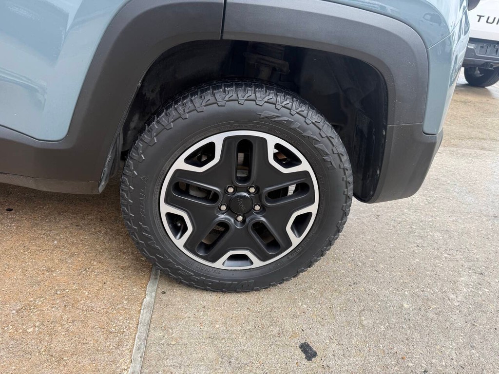 Jeep Renegade Vehicle Full-screen Gallery Image 36