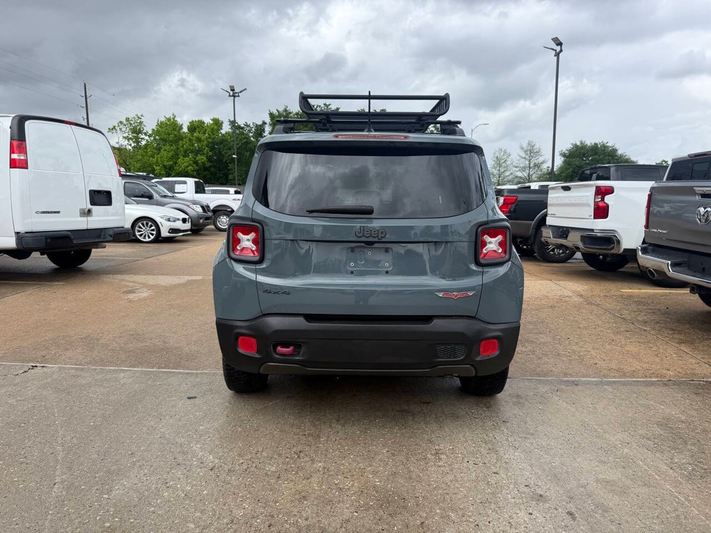 Jeep Renegade Vehicle Full-screen Gallery Image 38