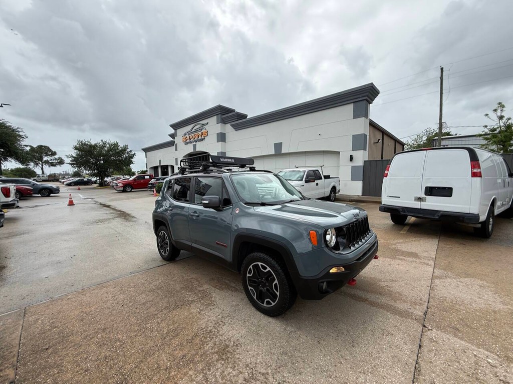 Jeep Renegade Vehicle Full-screen Gallery Image 43