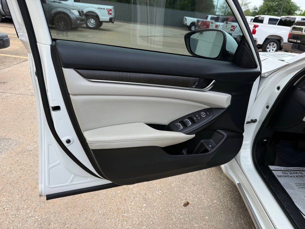 Honda Accord Sedan Vehicle Full-screen Gallery Image 08