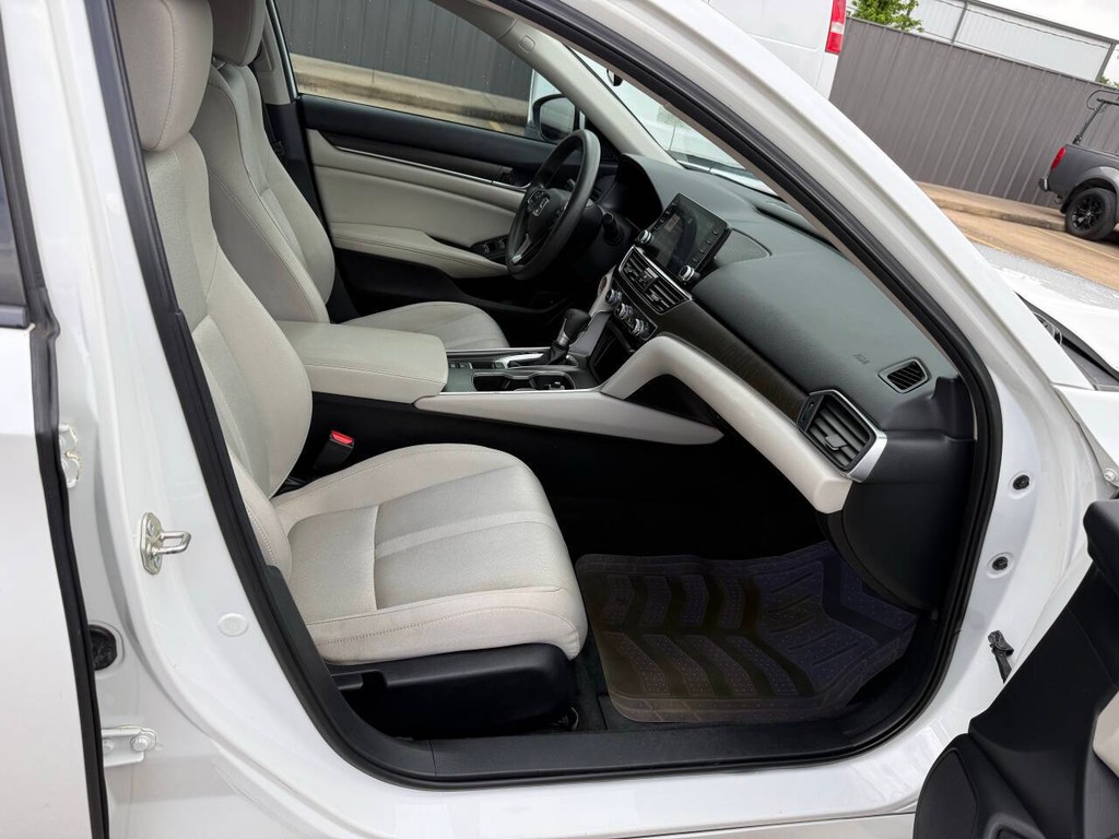 Honda Accord Sedan Vehicle Full-screen Gallery Image 10