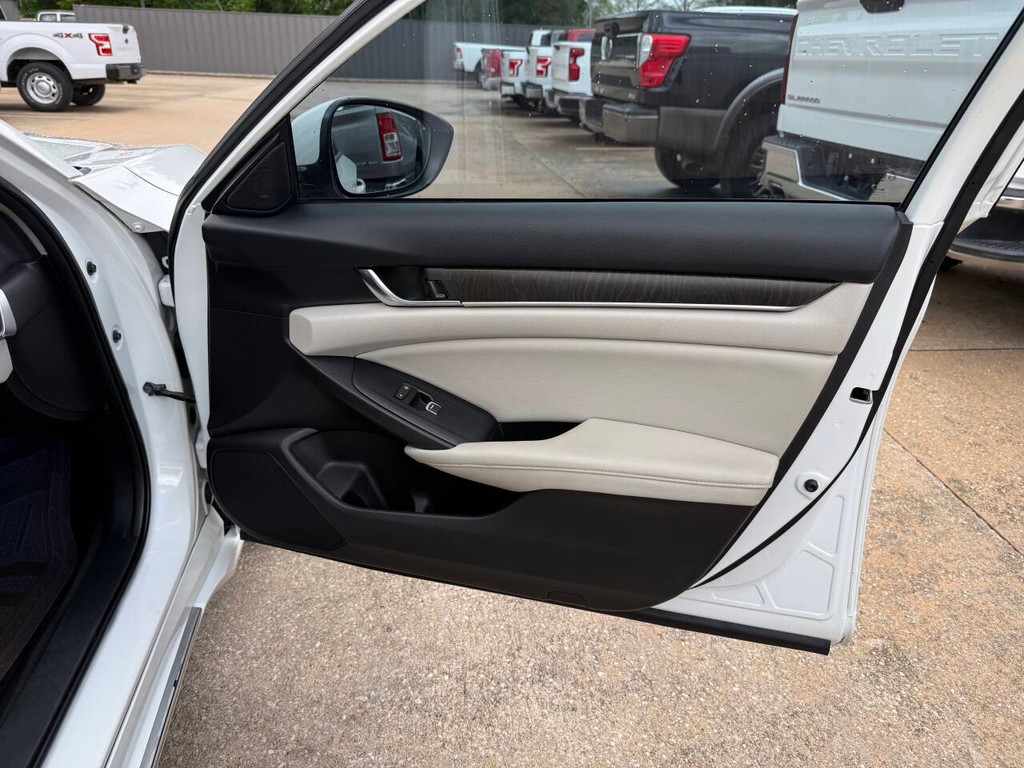 Honda Accord Sedan Vehicle Full-screen Gallery Image 11