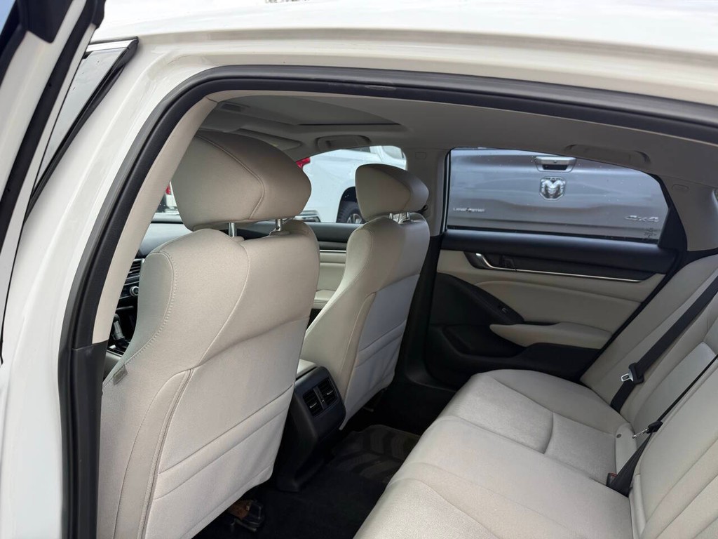 Honda Accord Sedan Vehicle Full-screen Gallery Image 12