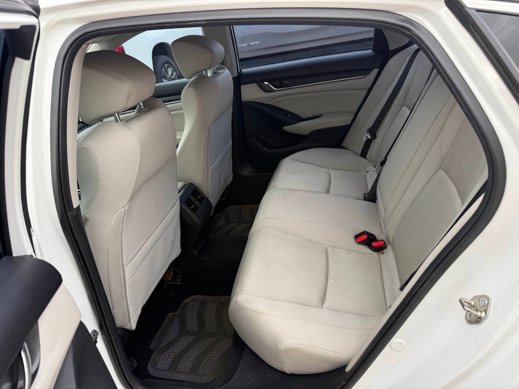 Honda Accord Sedan Vehicle Full-screen Gallery Image 13