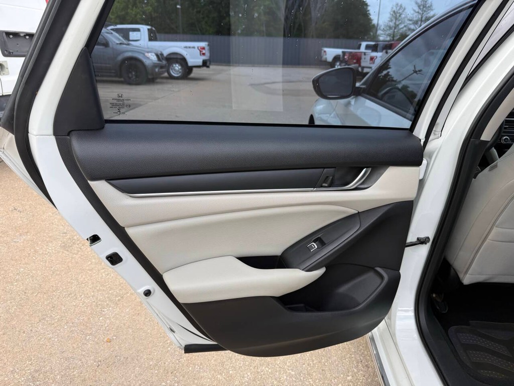Honda Accord Sedan Vehicle Full-screen Gallery Image 14