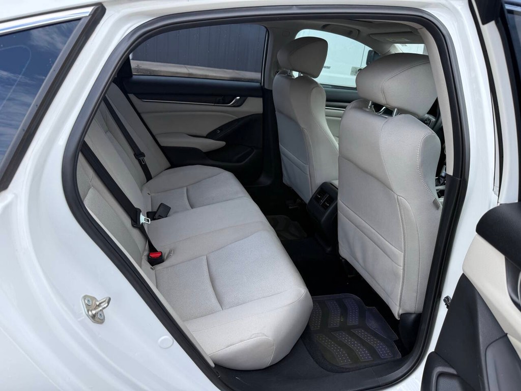 Honda Accord Sedan Vehicle Full-screen Gallery Image 15