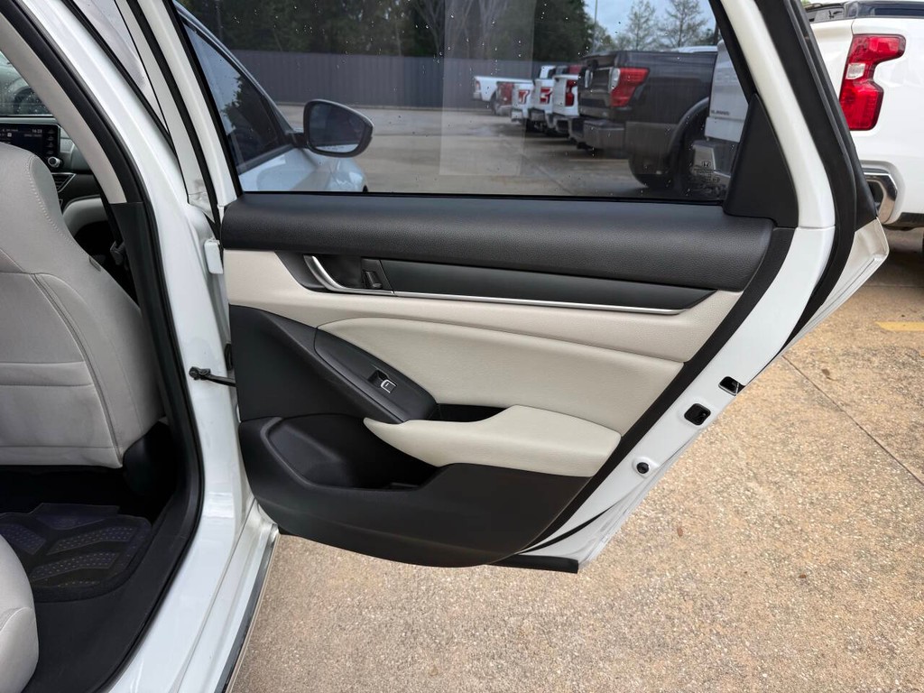 Honda Accord Sedan Vehicle Full-screen Gallery Image 16