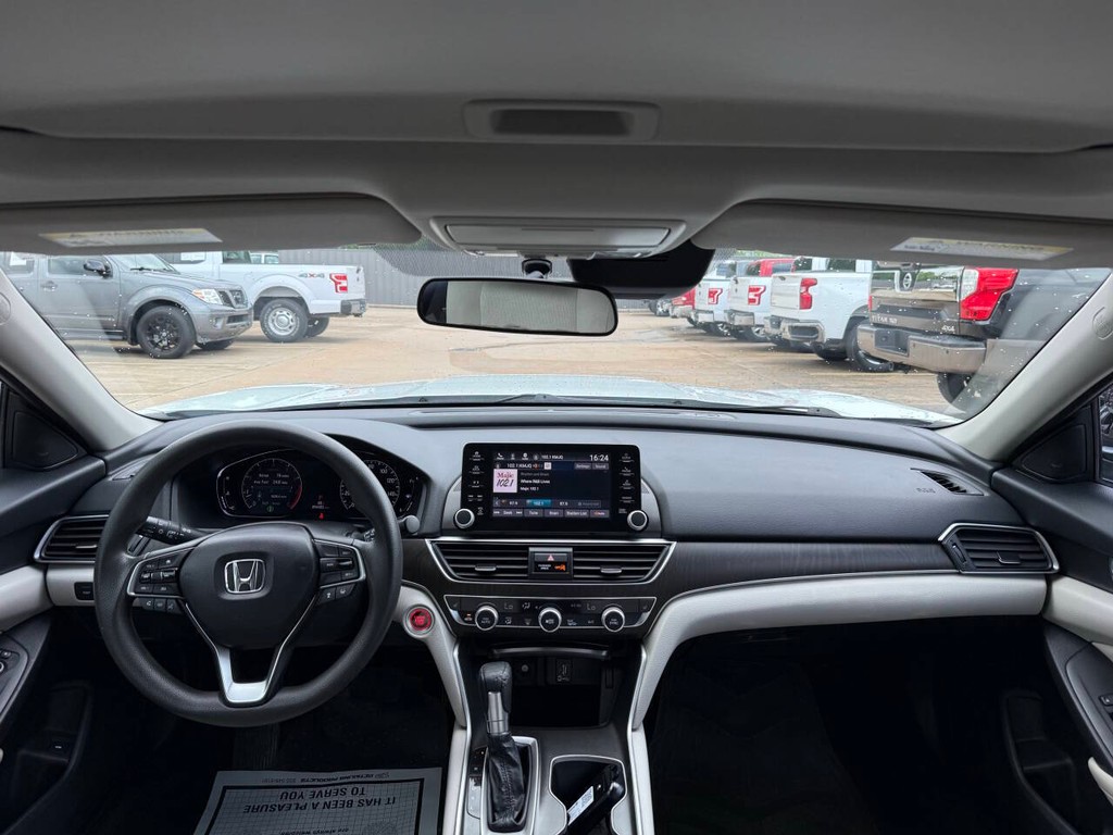 Honda Accord Sedan Vehicle Full-screen Gallery Image 17