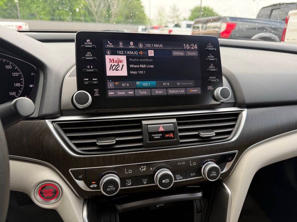 Honda Accord Sedan Vehicle Full-screen Gallery Image 24