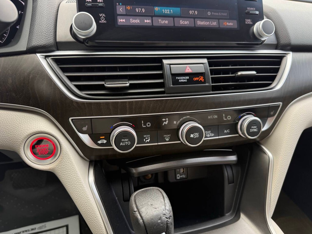 Honda Accord Sedan Vehicle Full-screen Gallery Image 28