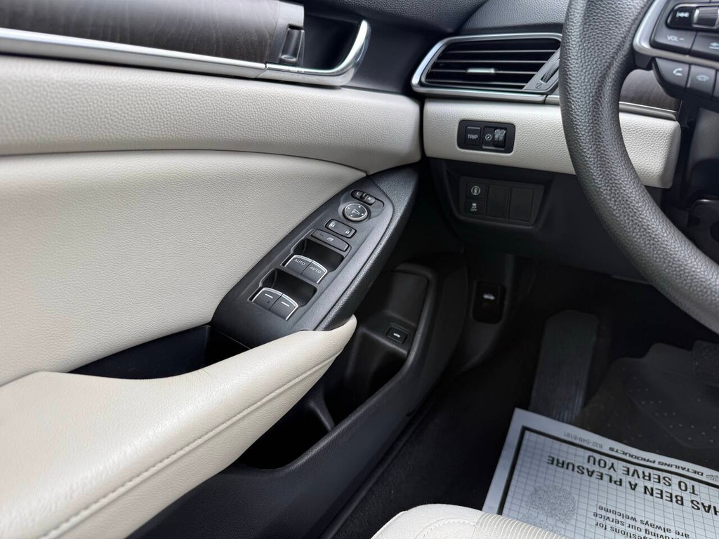Honda Accord Sedan Vehicle Full-screen Gallery Image 30