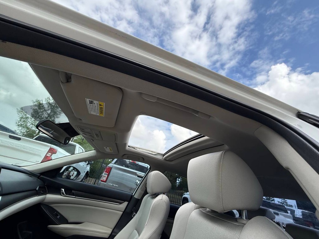 Honda Accord Sedan Vehicle Full-screen Gallery Image 31