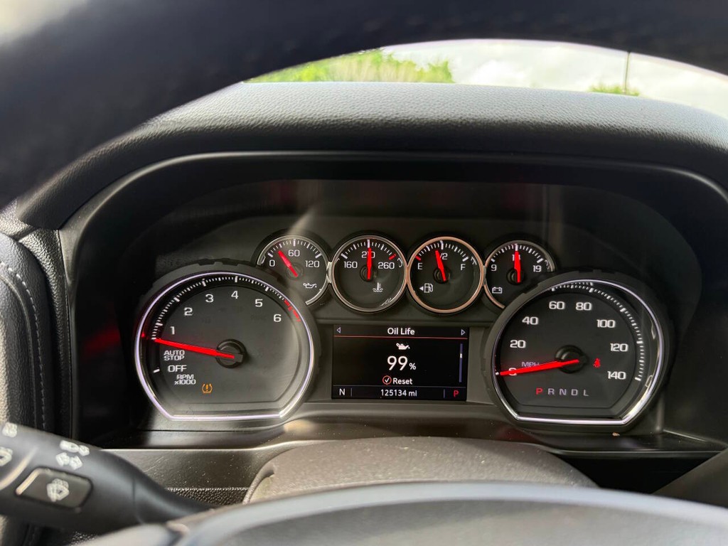 Chevrolet Silverado 1500 Vehicle Full-screen Gallery Image 31