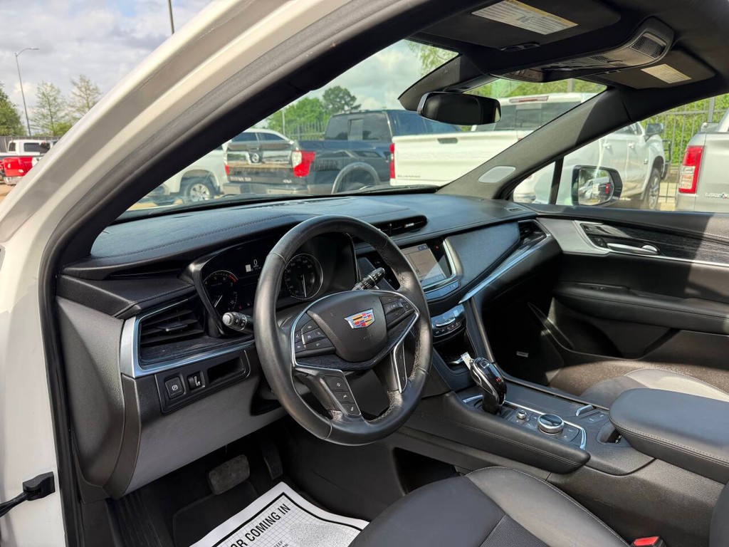 Cadillac XT5 Vehicle Full-screen Gallery Image 06