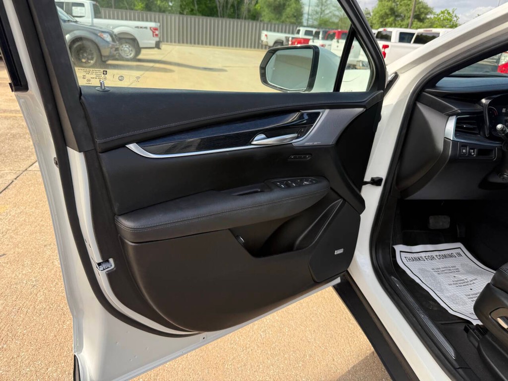 Cadillac XT5 Vehicle Full-screen Gallery Image 08