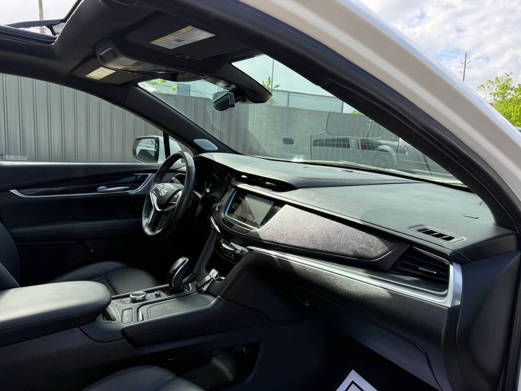 Cadillac XT5 Vehicle Full-screen Gallery Image 09