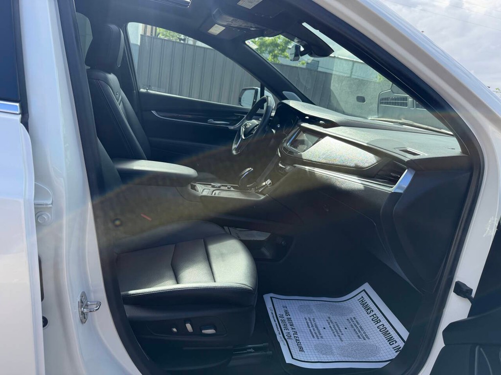 Cadillac XT5 Vehicle Full-screen Gallery Image 10