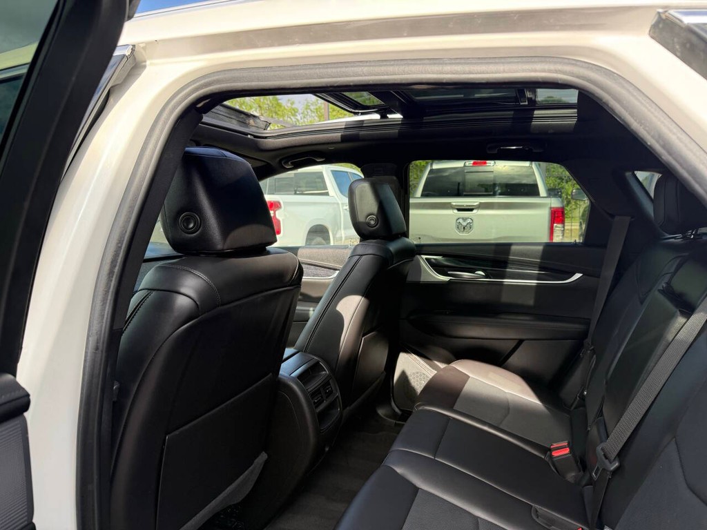 Cadillac XT5 Vehicle Full-screen Gallery Image 12