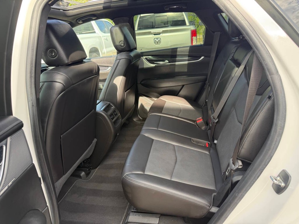 Cadillac XT5 Vehicle Full-screen Gallery Image 13