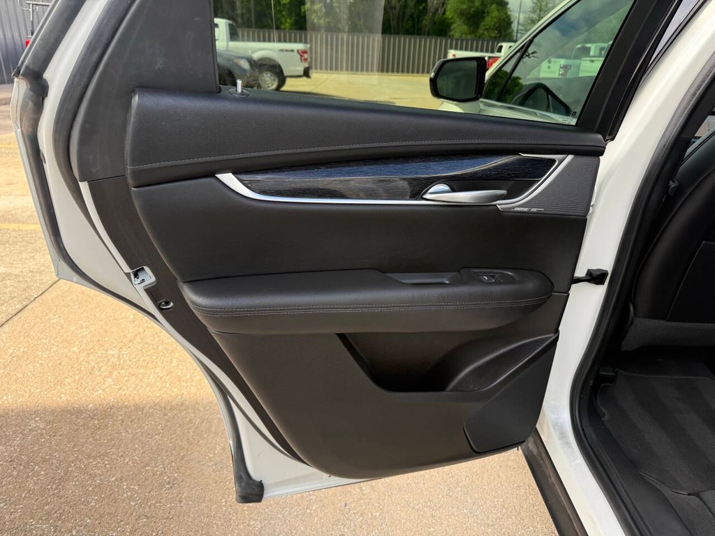 Cadillac XT5 Vehicle Full-screen Gallery Image 14