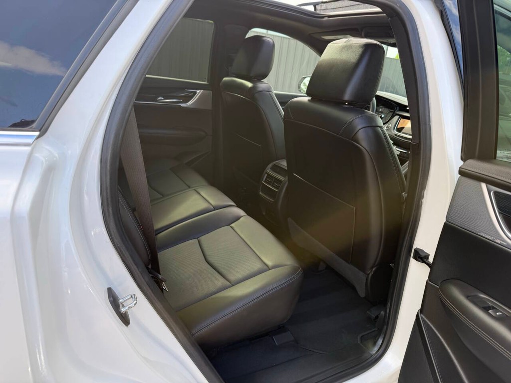 Cadillac XT5 Vehicle Full-screen Gallery Image 15