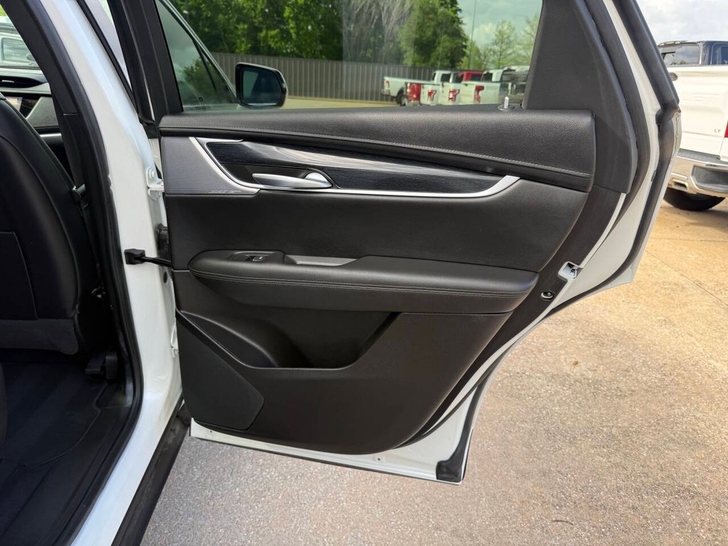 Cadillac XT5 Vehicle Full-screen Gallery Image 16