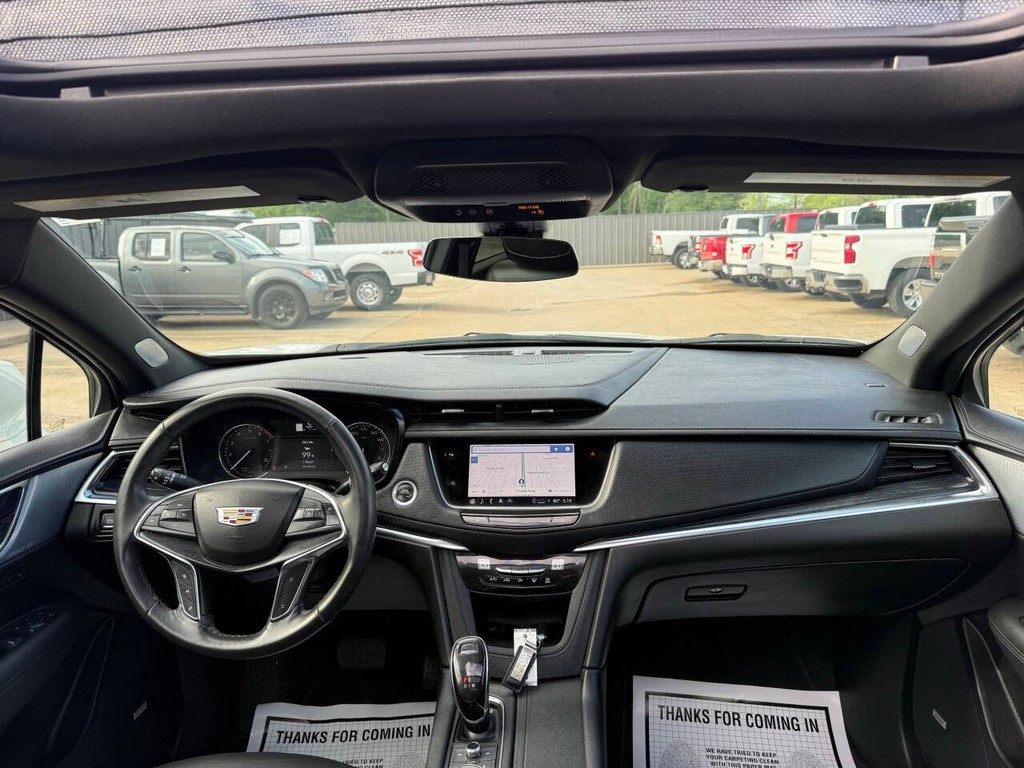 Cadillac XT5 Vehicle Full-screen Gallery Image 17