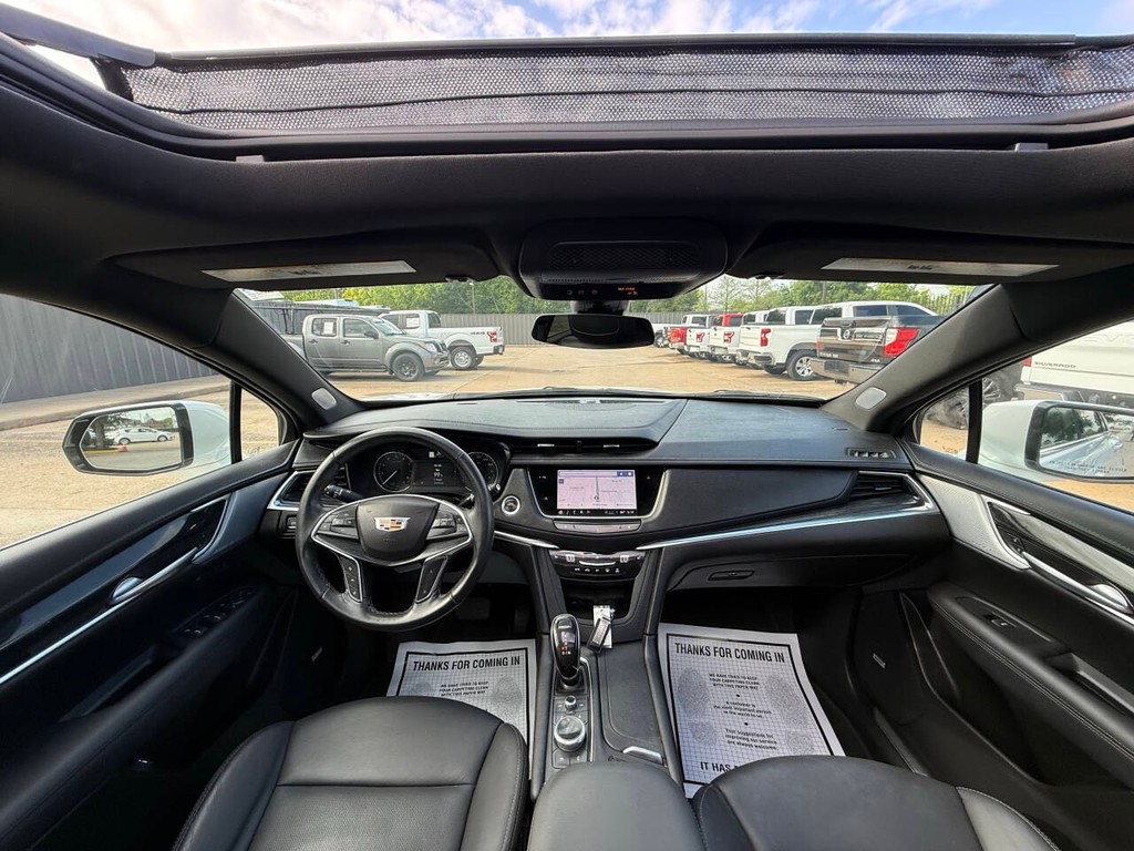 Cadillac XT5 Vehicle Full-screen Gallery Image 18