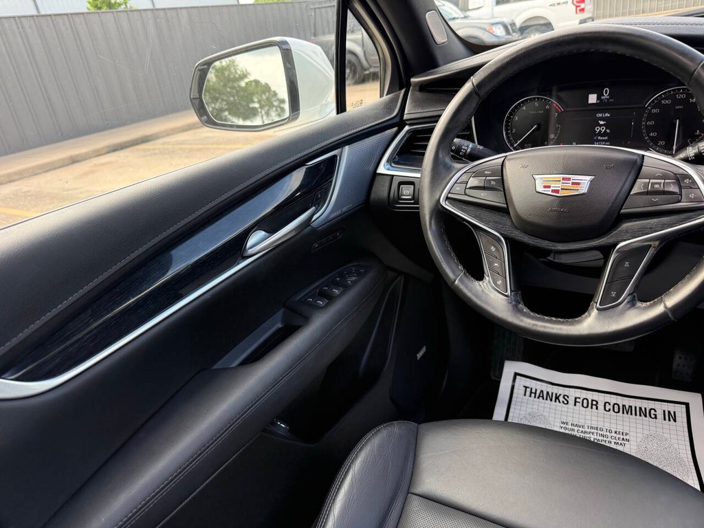Cadillac XT5 Vehicle Full-screen Gallery Image 19