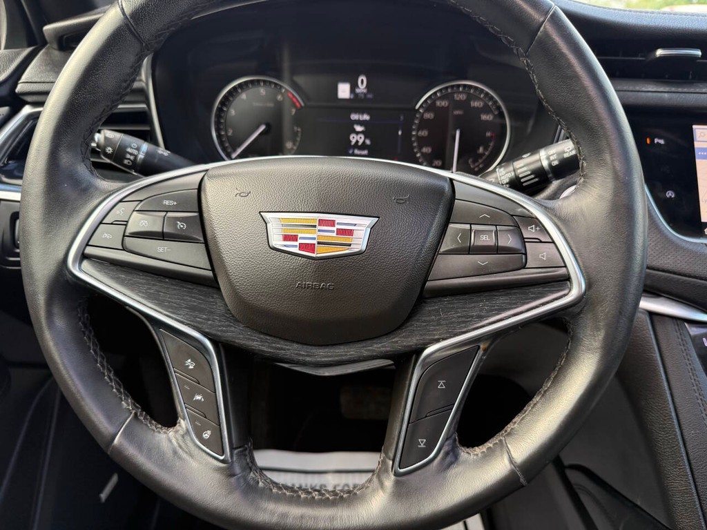 Cadillac XT5 Vehicle Full-screen Gallery Image 23