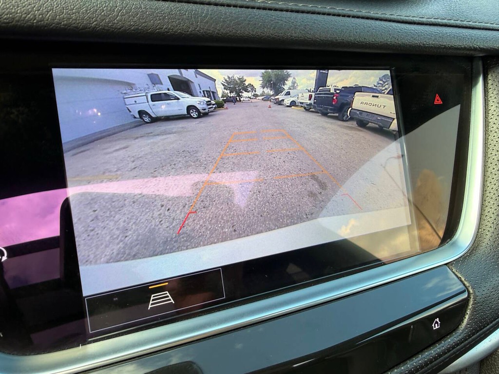 Cadillac XT5 Vehicle Full-screen Gallery Image 25