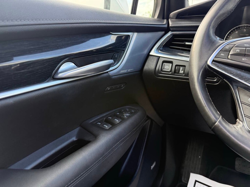 Cadillac XT5 Vehicle Full-screen Gallery Image 30