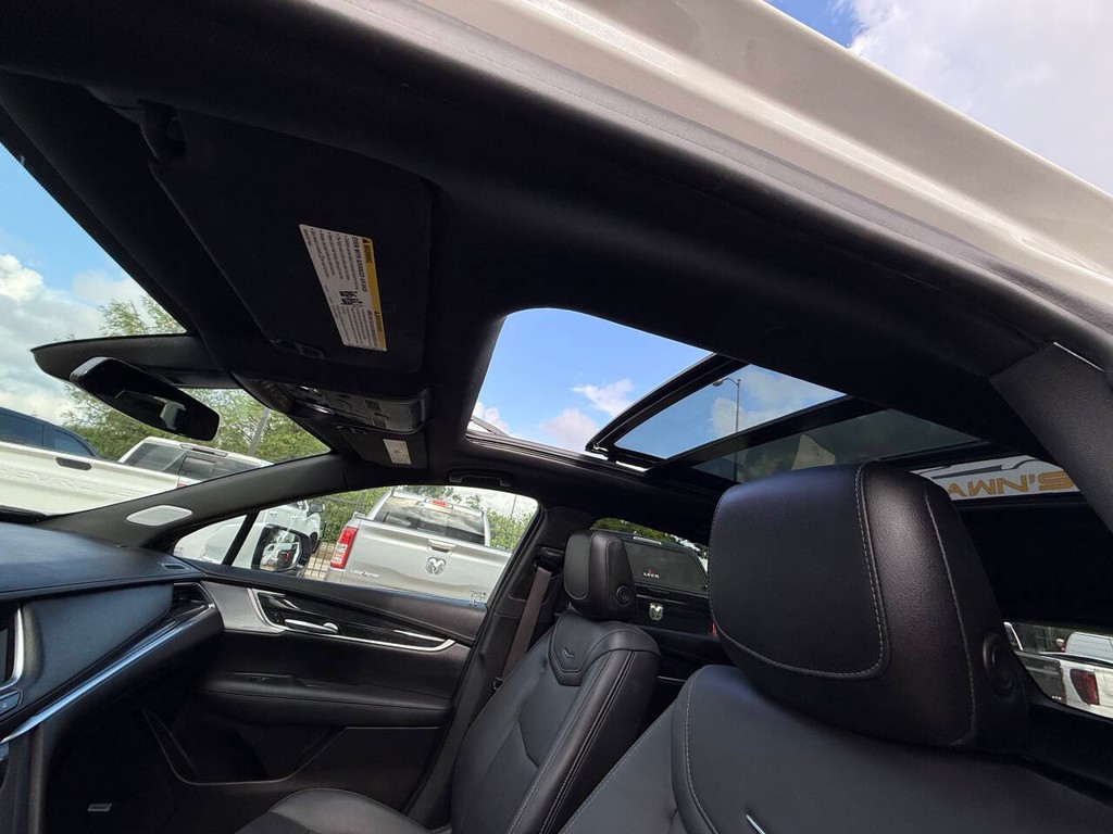 Cadillac XT5 Vehicle Full-screen Gallery Image 31