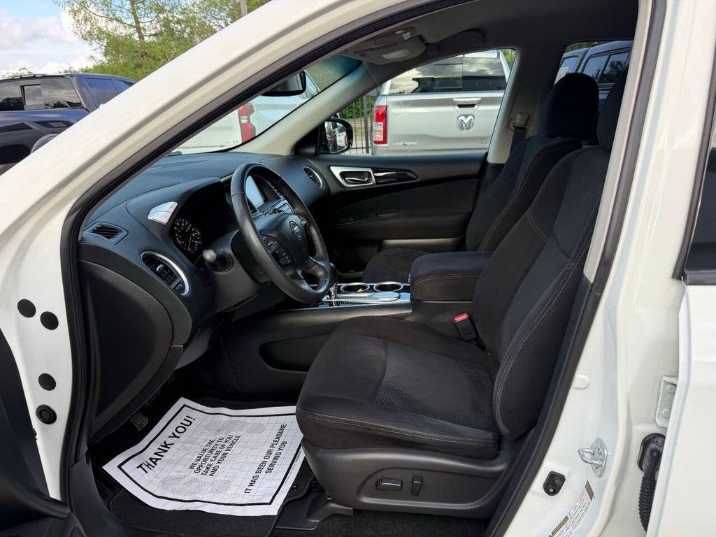 Nissan Pathfinder Vehicle Full-screen Gallery Image 07