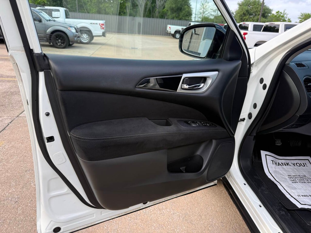 Nissan Pathfinder Vehicle Full-screen Gallery Image 08