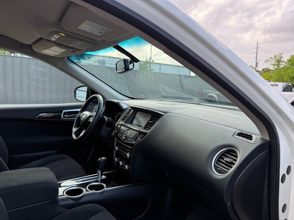 Nissan Pathfinder Vehicle Full-screen Gallery Image 09