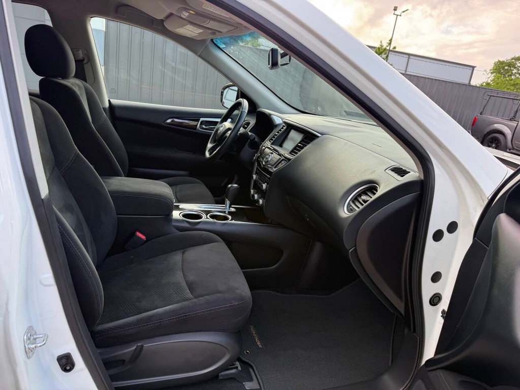 Nissan Pathfinder Vehicle Full-screen Gallery Image 10