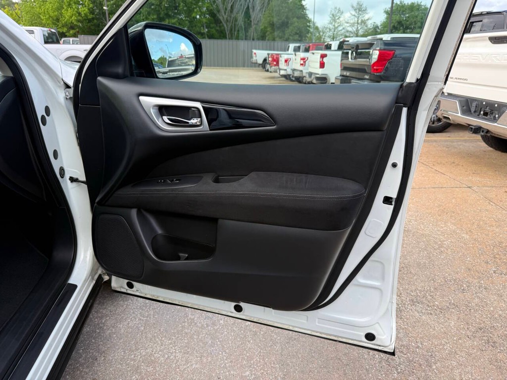 Nissan Pathfinder Vehicle Full-screen Gallery Image 11