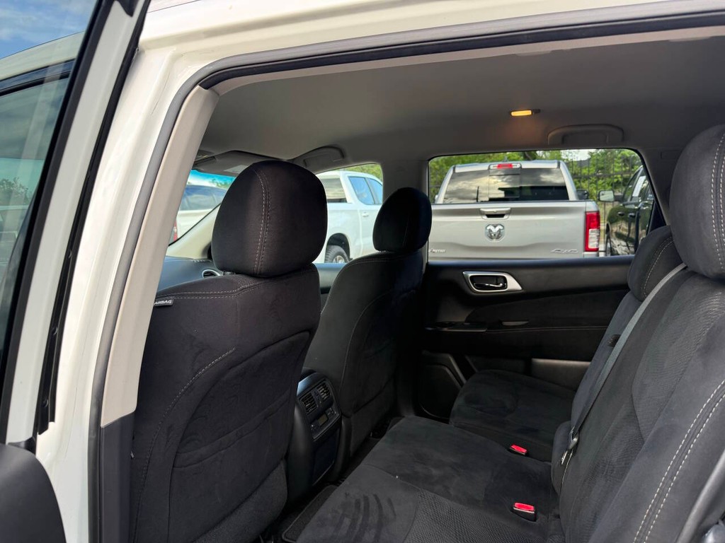 Nissan Pathfinder Vehicle Full-screen Gallery Image 12