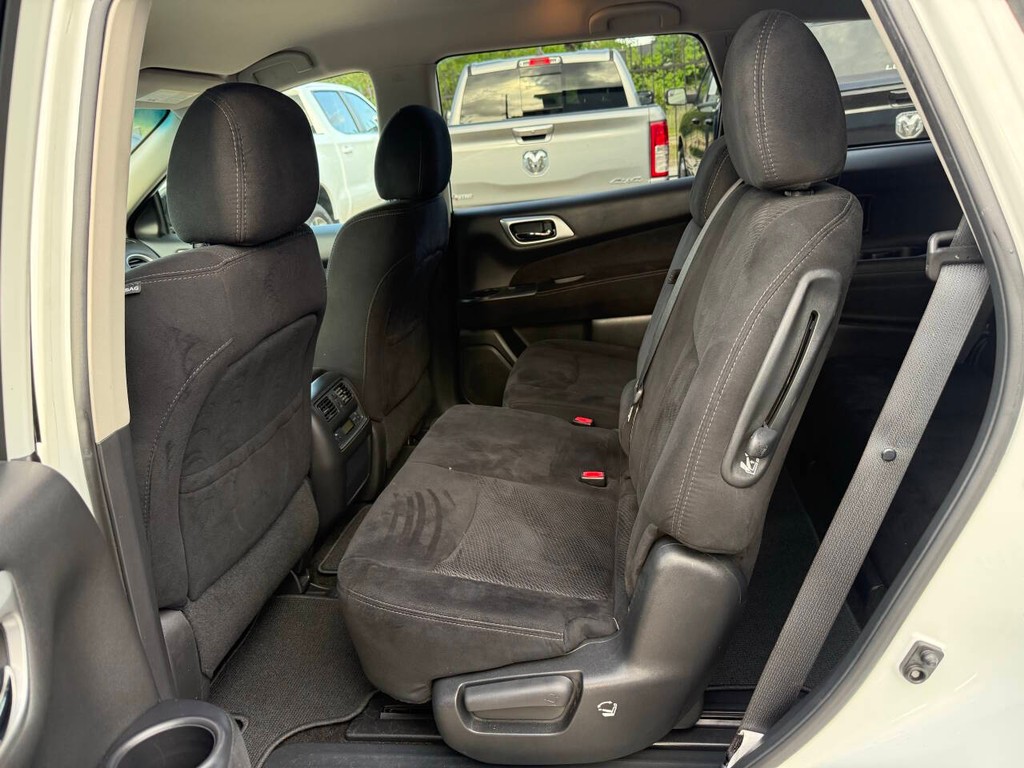 Nissan Pathfinder Vehicle Full-screen Gallery Image 13