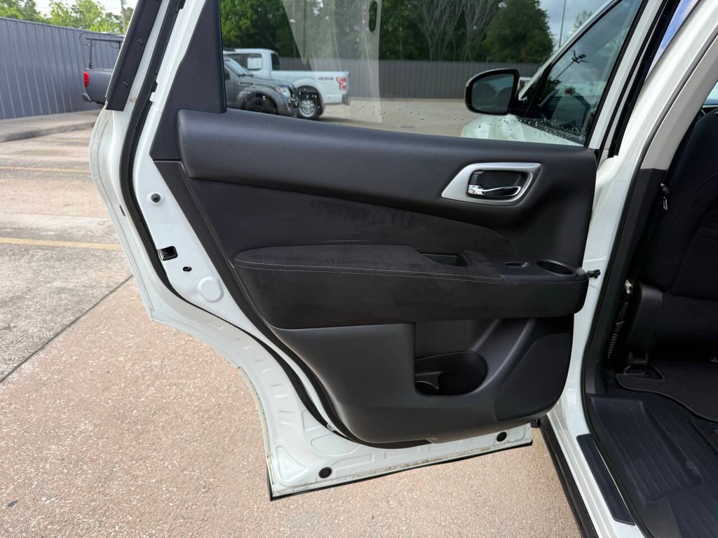 Nissan Pathfinder Vehicle Full-screen Gallery Image 15