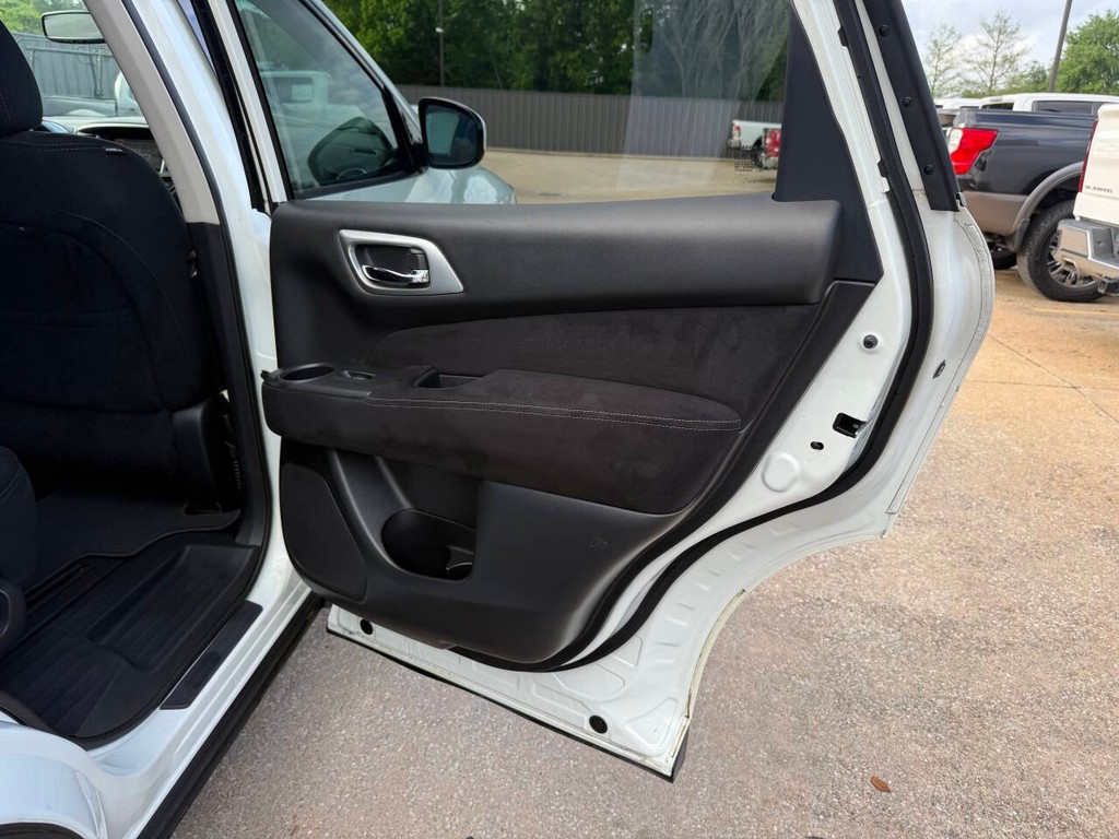 Nissan Pathfinder Vehicle Full-screen Gallery Image 17