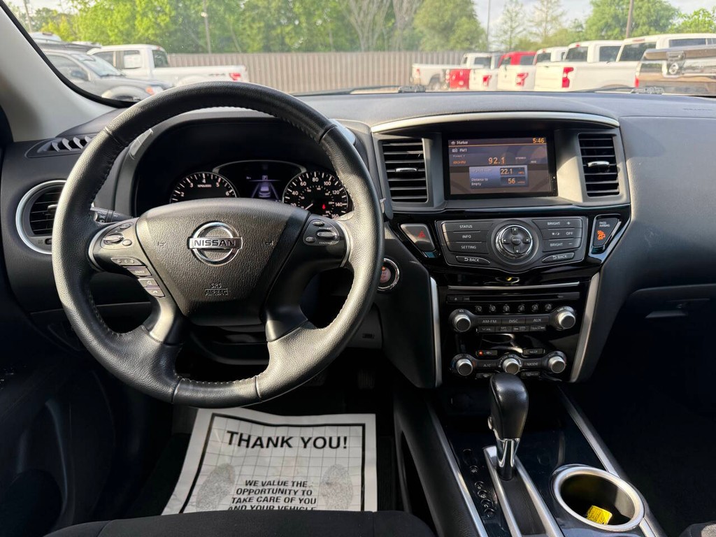 Nissan Pathfinder Vehicle Full-screen Gallery Image 22